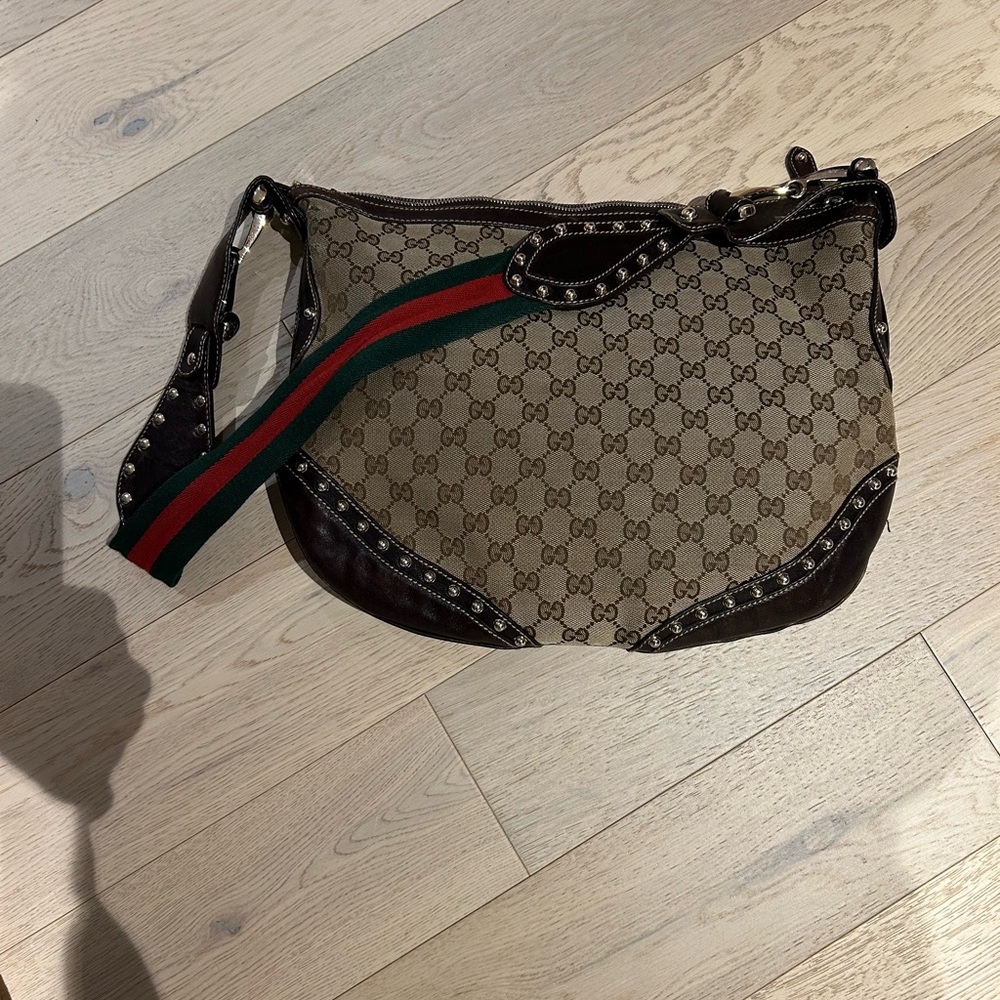 Guccu studded Pelham crossbody. Barely used. Very good condition.